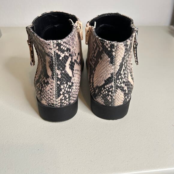Time and Tru Ankle Boot Snake Print Zip Sides Size 8W - Picture 3 of 10